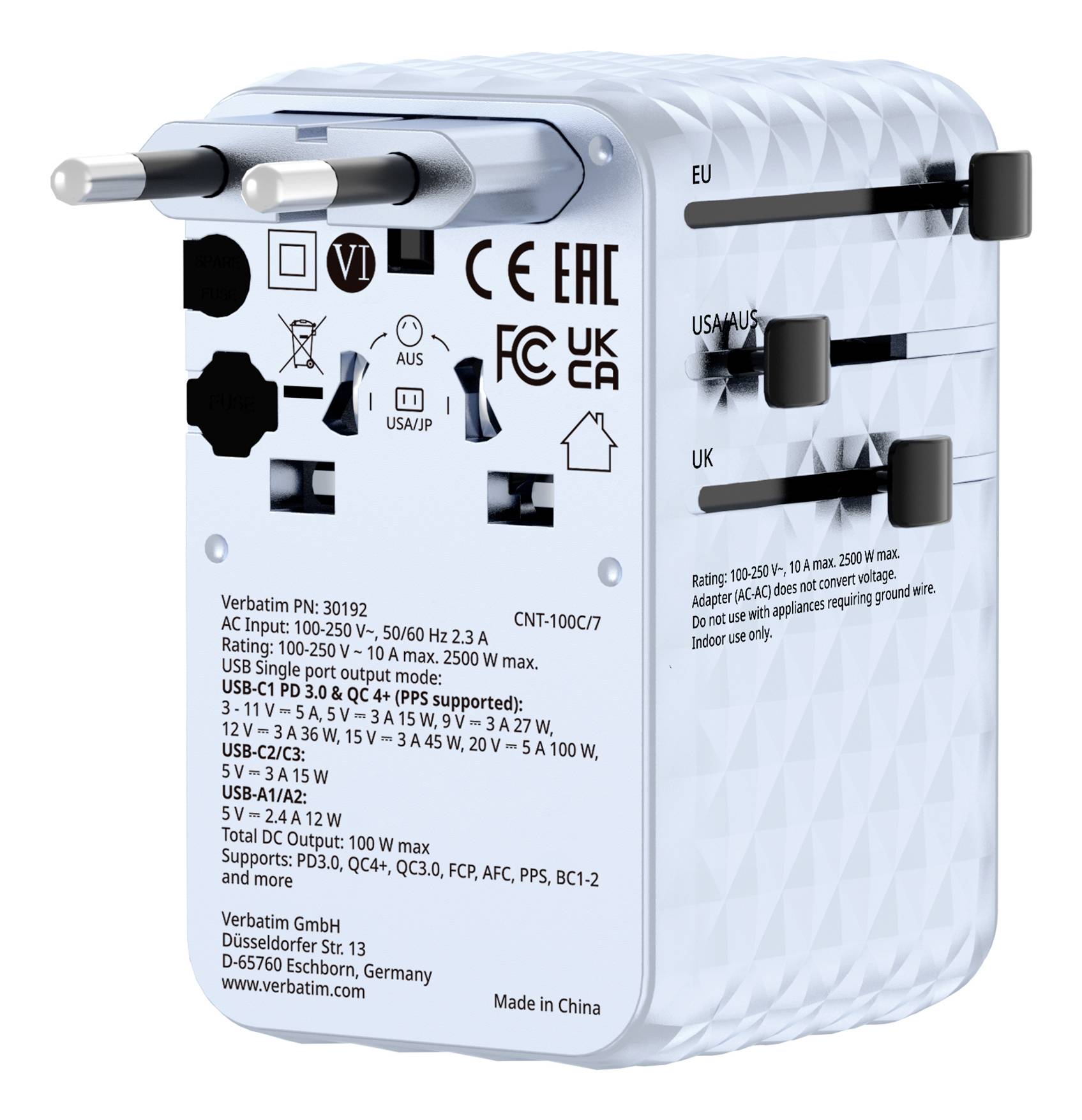 Bílý univerzální cestovní adaptér Verbatim s kolíky pro zásuvky EU, US/AUS a UK a vytištěnými specifikacemi napětí a nabíjení USB.