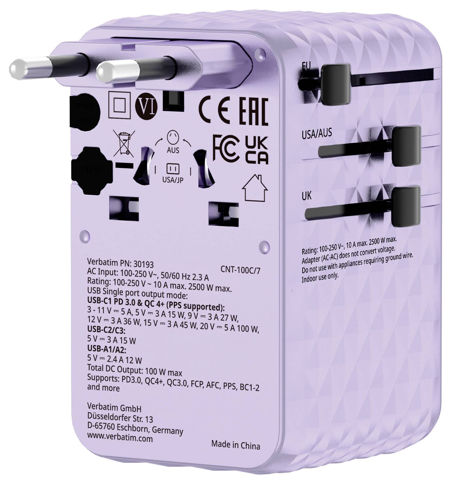 Universální cestovní adaptér Purple Verbatim se jezdci zásuvek EU, USA/AUS a UK a vytištěnými specifikacemi napětí/nabíjení USB.