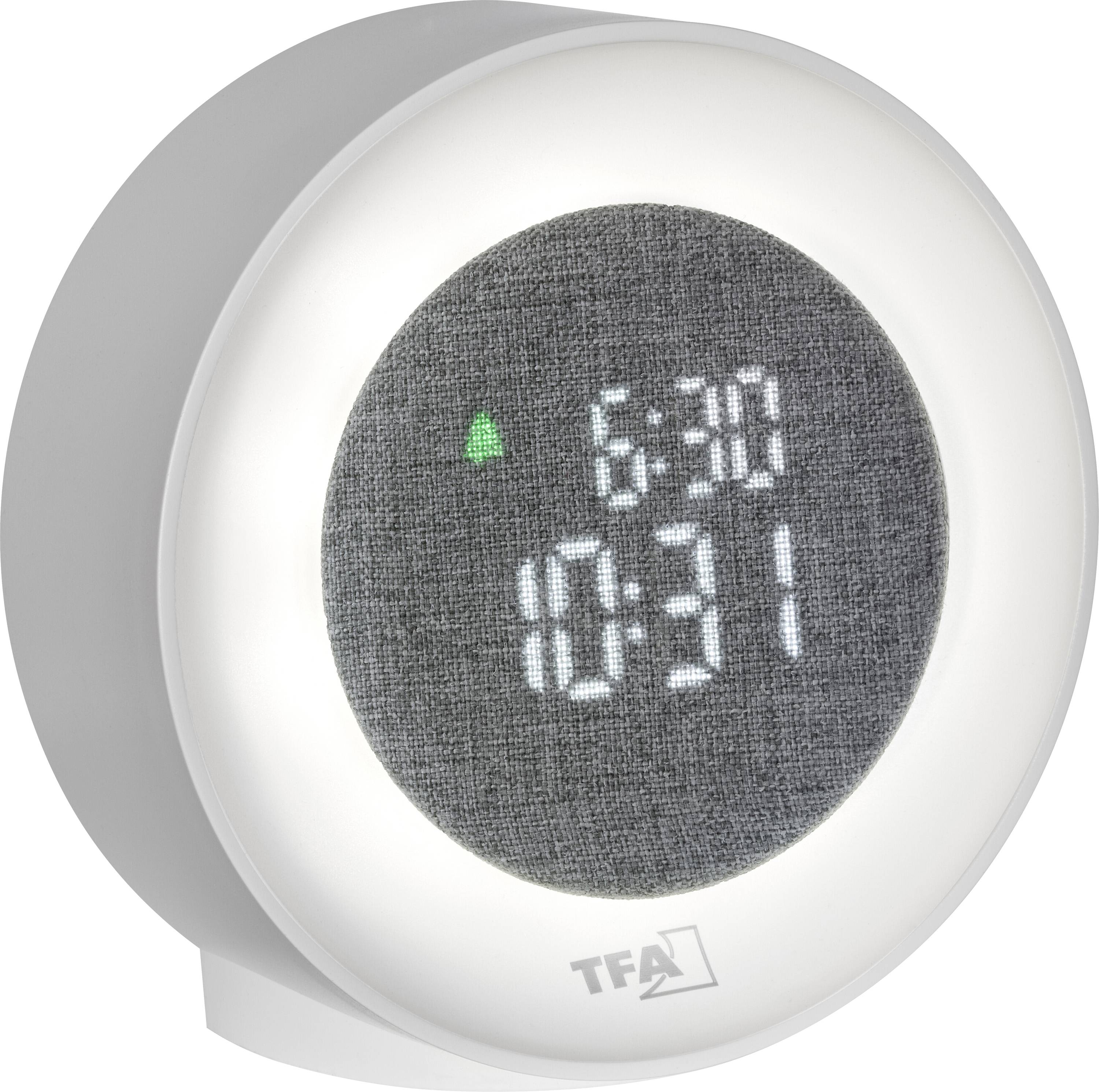 Digitální bílý budík zobrazující čas „10:31" a alarm nastavený na „6:30" s malou zelenou kontrolkou.