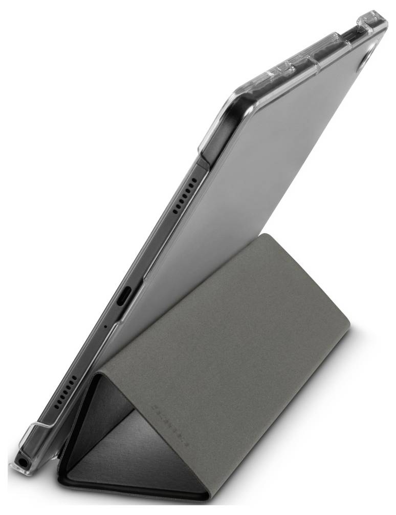 Tablet v průhledném pouzdře je podepřen složeným šedým textilním stojanem trojúhelníkového tvaru, pohled ze strany.