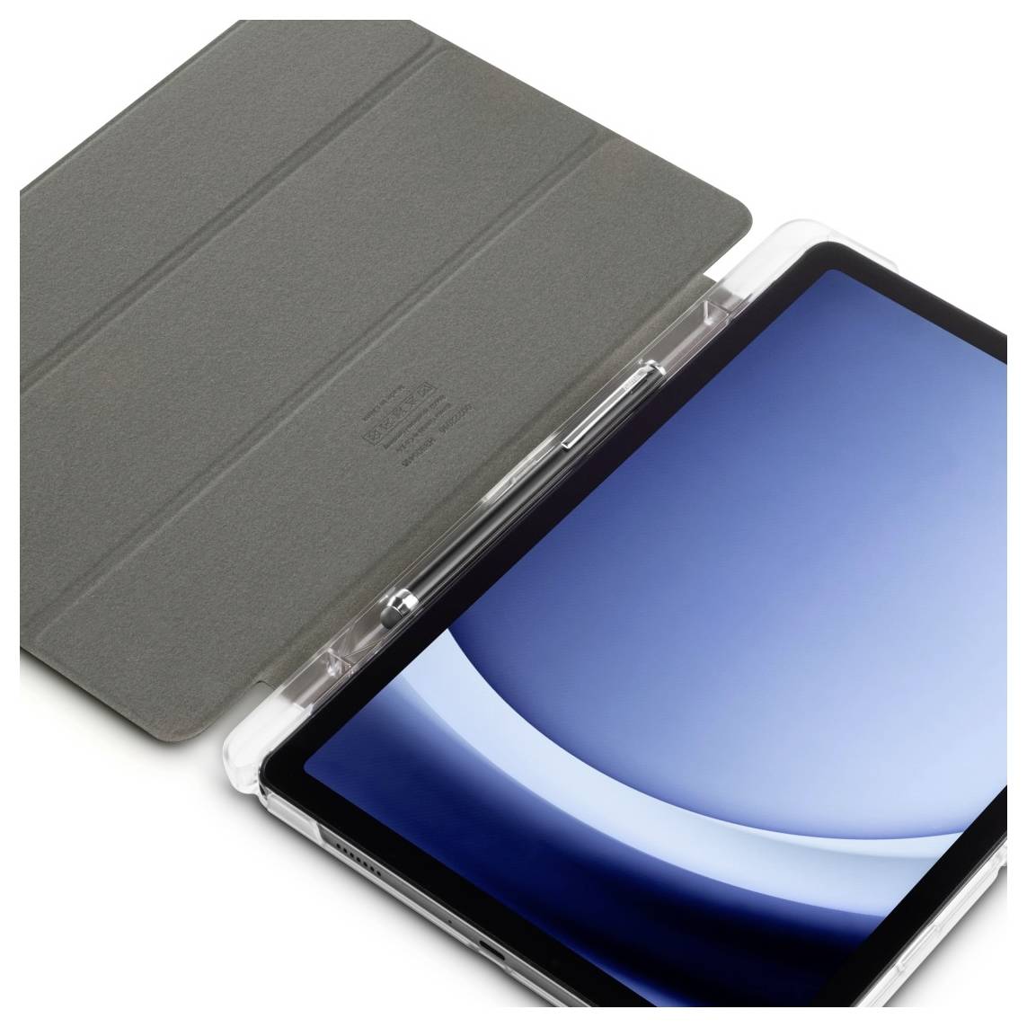 Tablet se štíhlým designem, zobrazující obrazovku s modrým přechodem, částečně zakrytý šedým ochranným pouzdrem.