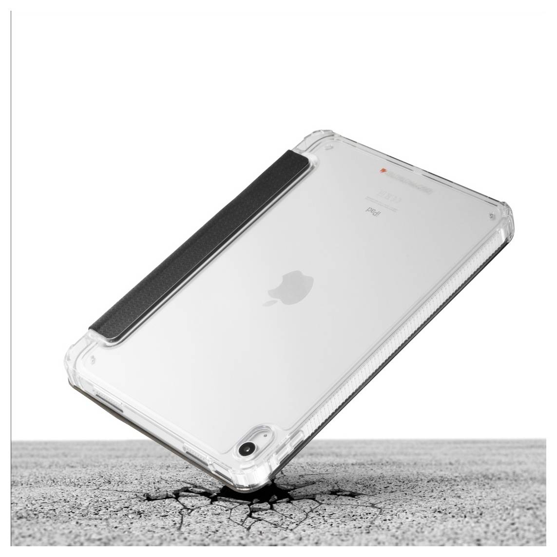 Tablet v průhledném pouzdru stojí vzpřímeně, vyvážený na praskané ploše, což zdůrazňuje jeho nárazuvzdorný design.