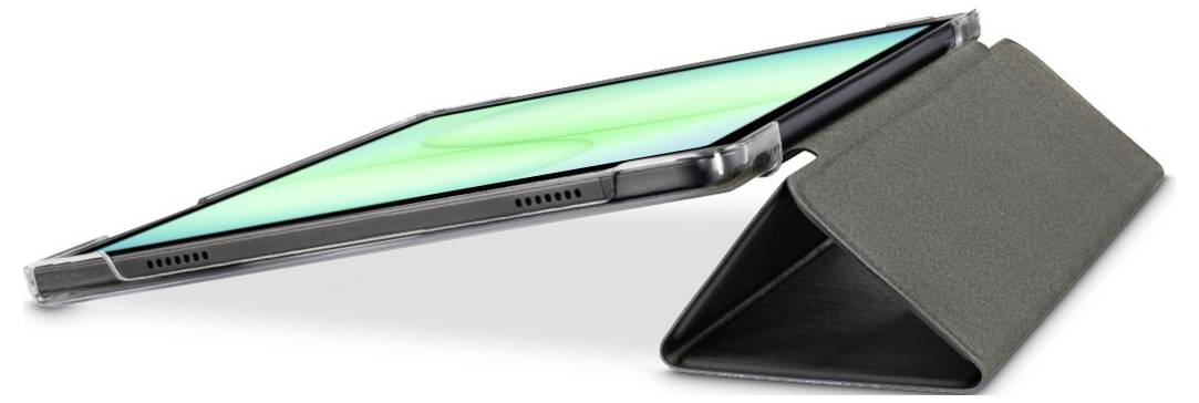 Tablet v ochranném pouzdru s rozkládacím stojanem, umístěný pod mírným úhlem.