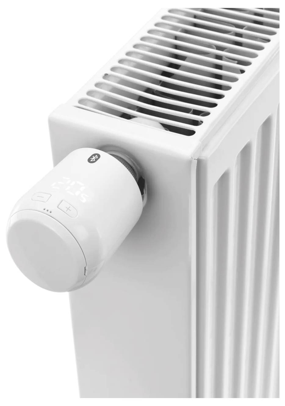 Bílý radiátor s digitálním termostatem nastaveným na 21°C s ovládacími tlačítky.