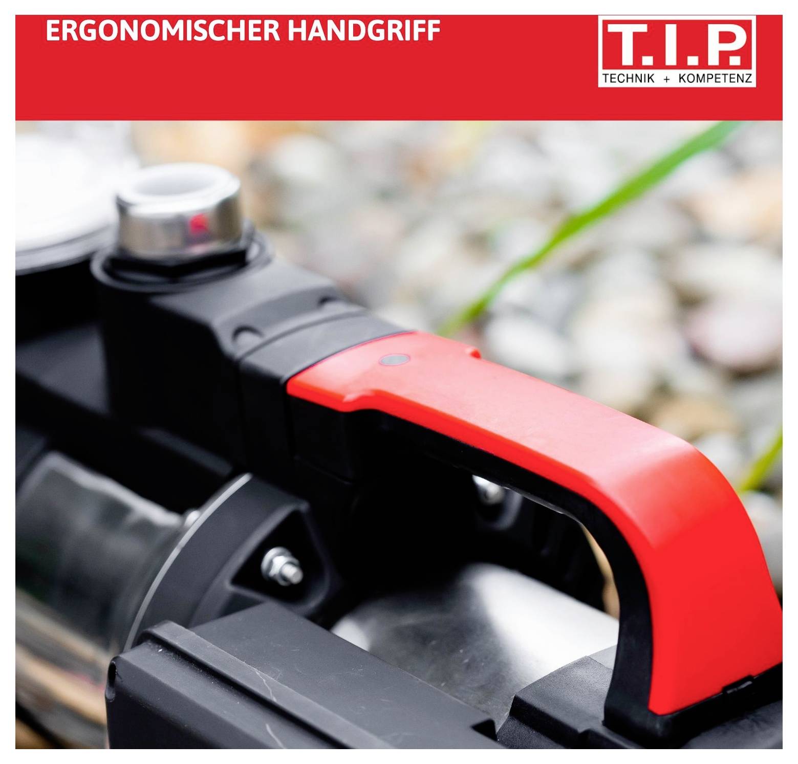Červený ergonomický úchop na technickém zařízení s rozostřeným pozadím. Nahoře: „Ergonomický úchop", logo s nápisem „Technická kompetence".