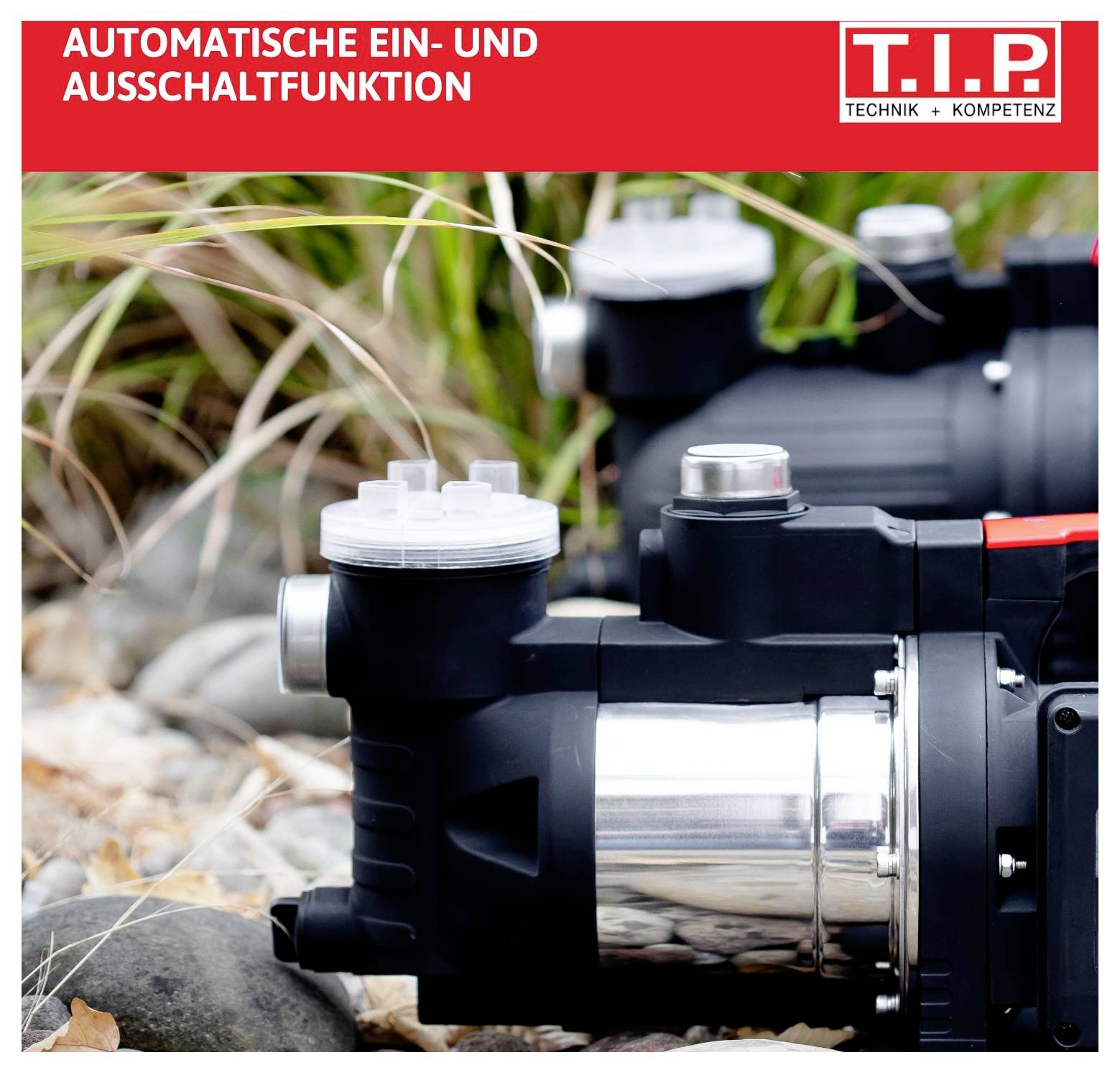 Pumpa s automatickou funkcí zapnutí a vypnutí od T.I.P., obklopená kameny a rostlinami venku.