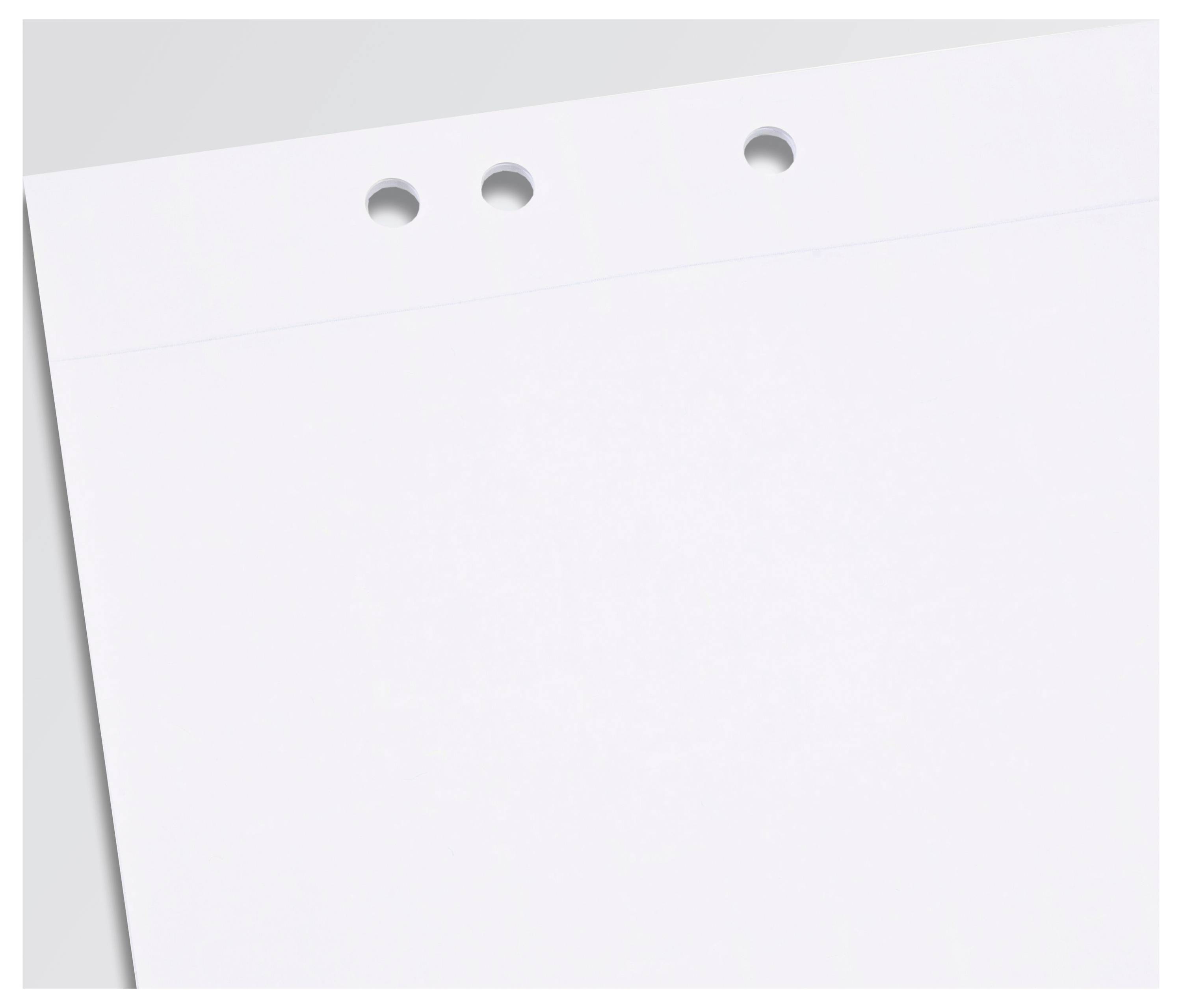 Detailní snímek jednoduché, bílé lístované papíru z notebooku se třemi dírami pro vazbu nahoře.