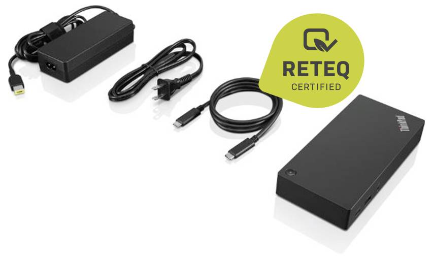 Tři adaptéry pro laptopy různých velikostí a kabelů, jeden s nálepkou "RETEQ Certified", zobrazeni na bílém pozadí.