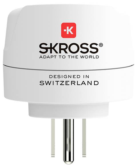 Bílý cestovní adaptér SKROSS se švýcarským designem, opatřený červeným logem „K" a sloganem „Adapt to the World" (Přizpůsobte se světu) vytištěným na něm.