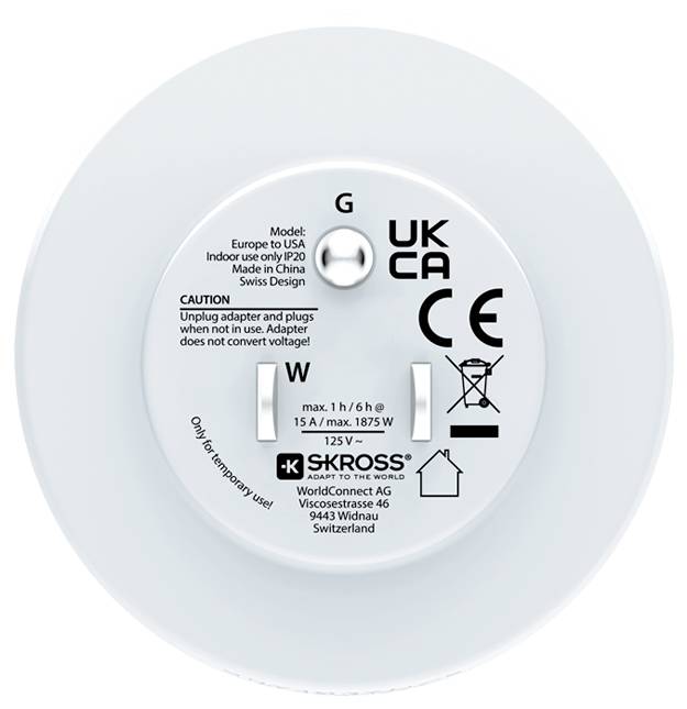 Bílý evropský adaptér cestovního proudu na USA značky 'SKROSS' s bezpečnostními pokyny, specifikacemi modelu a certifikačními symboly.
