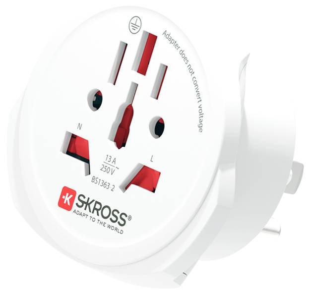 Adaptér elektrické zásuvky značky 'SKROSS', 13A, 250V, a 'BS1363-2'; upozornění 'Adaptér nekonvertuje napětí'. Bílý, kulatý design.