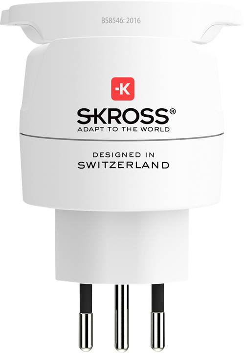 Bílý cestovní adaptér SKROSS se třemi kolíky s nápisem "Adapt to the World". Navržen ve Švýcarsku.