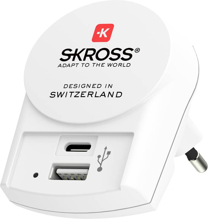 Bílý cestovní adaptér SKROSS s portem USB-C a dalším portem USB, navržený ve Švýcarsku, vhodný pro globální použití.