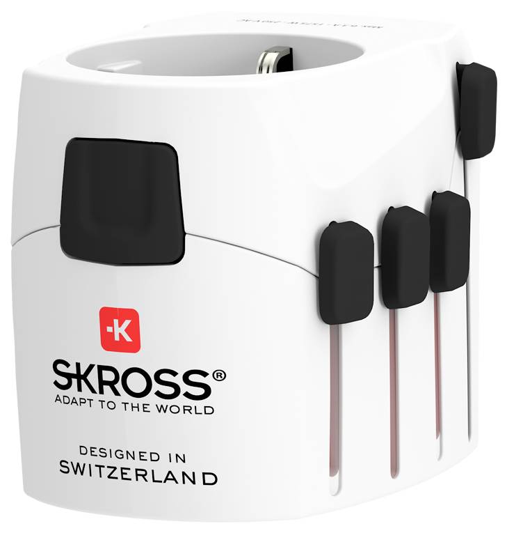 Univerzální cestovní adaptér s více variantami zástrček, označený „SKROSS" a „Designed in Switzerland", vhodný pro celosvětové použití.
