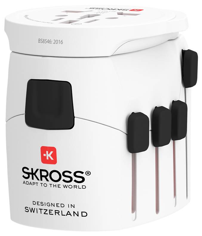 Bílý univerzální cestovní adaptér se třemi černými tlačítky, značky „SKROSS" s textem „DESIGNED IN SWITZERLAND" na přední straně.