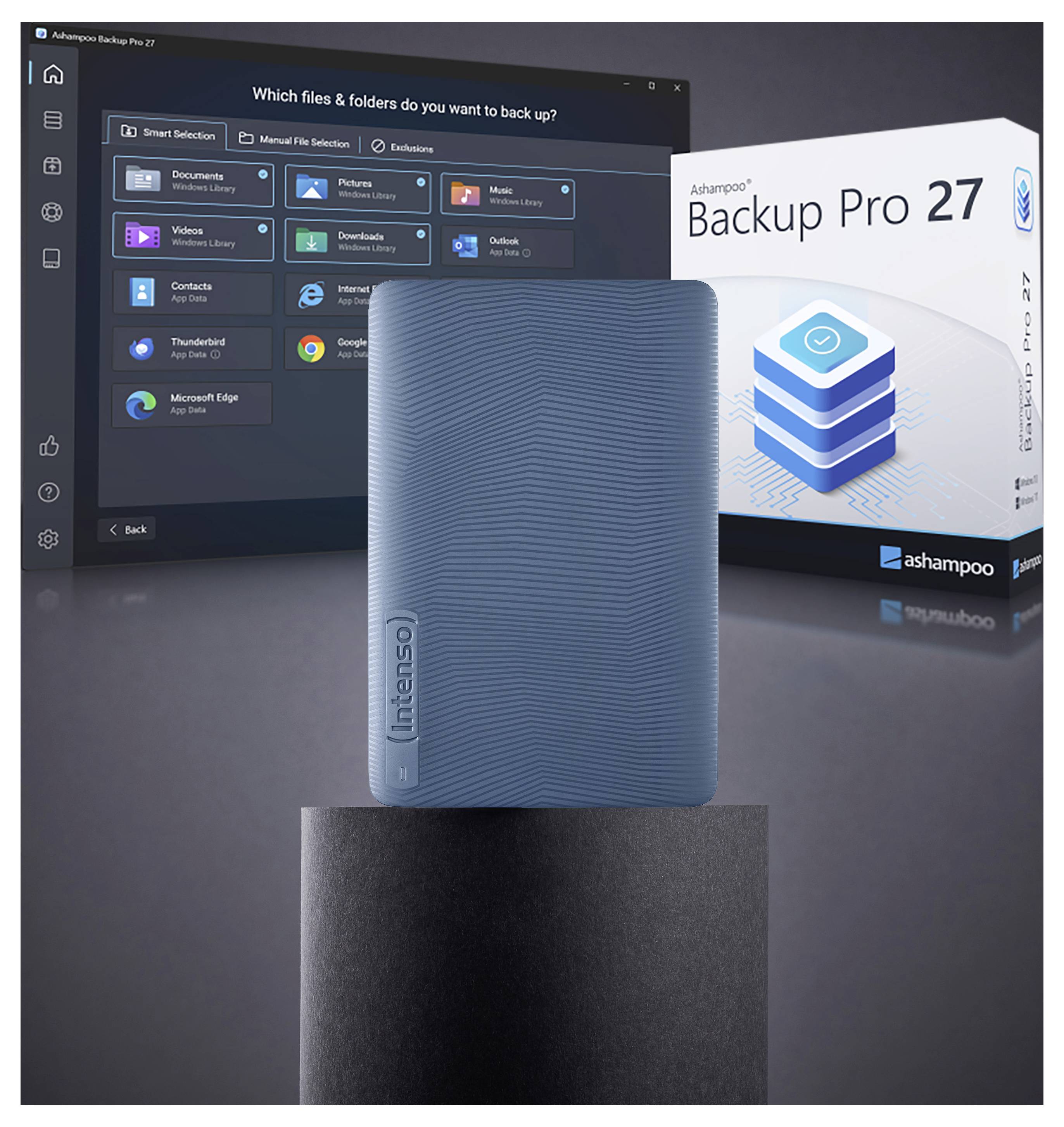Rozhraní a krabice „Backup Pro 27" zobrazené za modrou externí pevným diskem stojícím na černé podstavci.