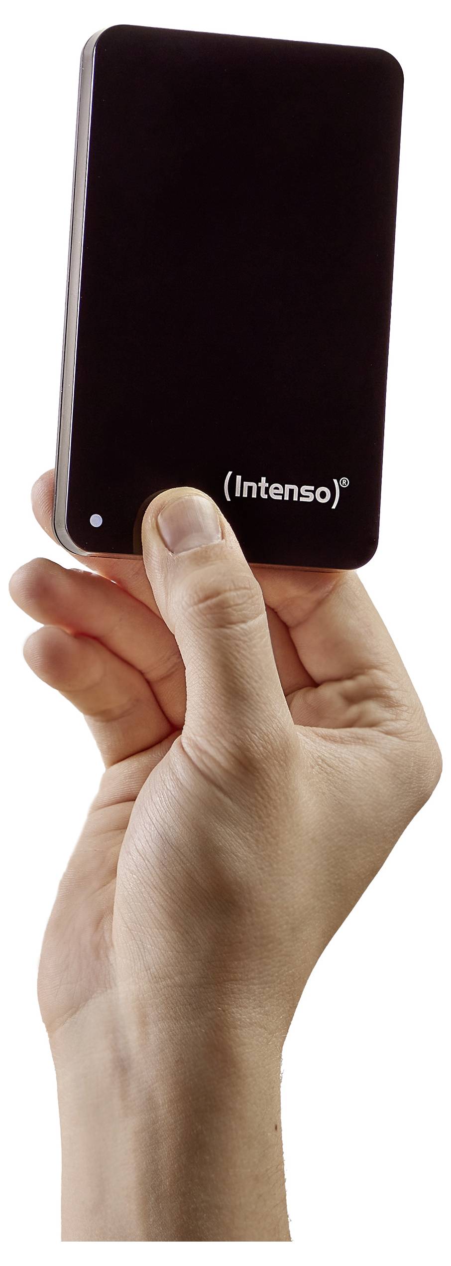 Ruka drží černý externí pevný disk se značkou „Intenso" napsanou na něm.