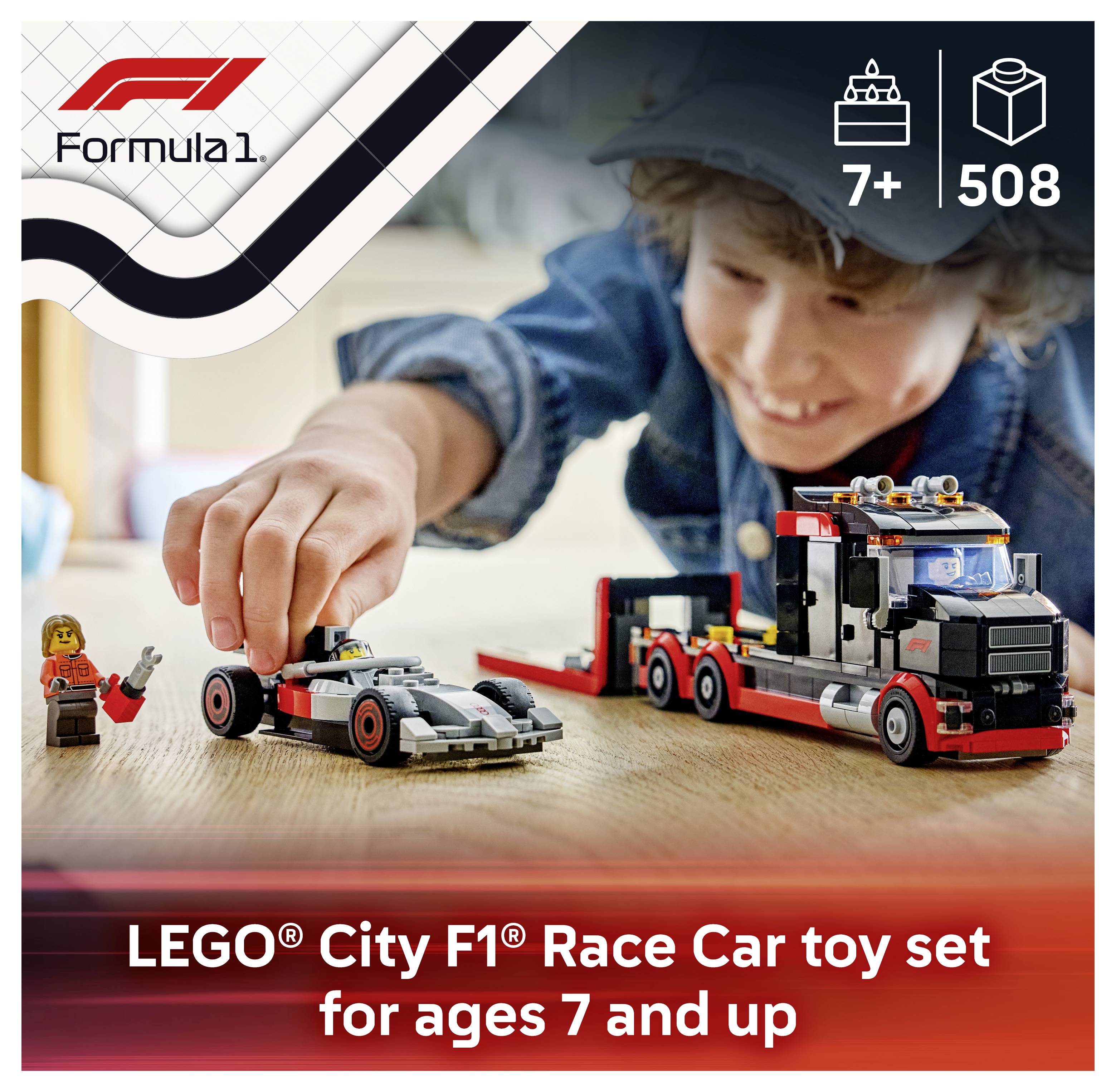 Dítě si hraje se sadou hraček LEGO City F1 závodní auto, která obsahuje závodní auto, přepravní kamion a figurku. Doporučeno pro věk 7 let a více.