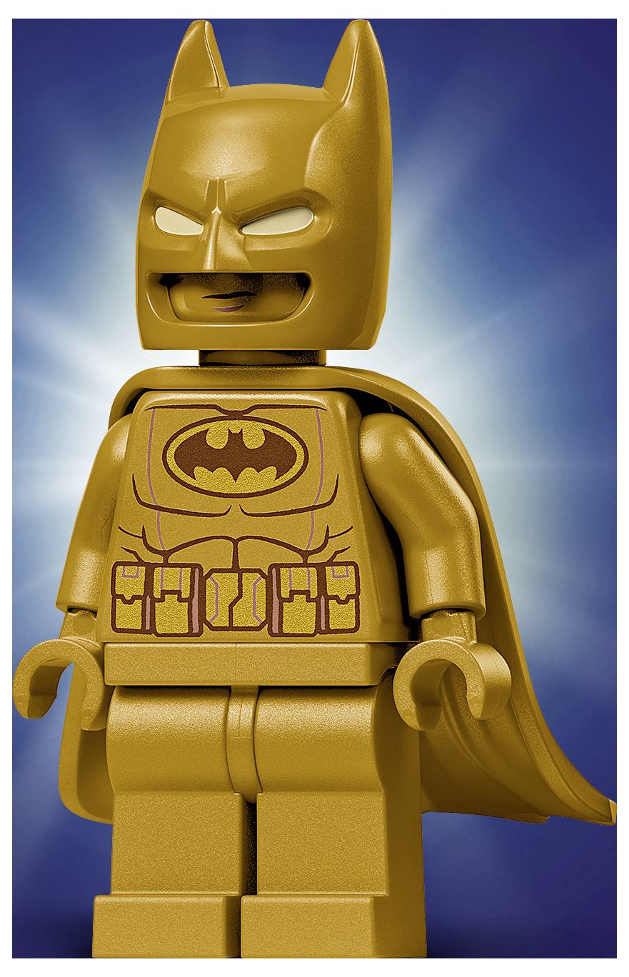 Zlatě zbarvená figurka LEGO superhrdinky s symbolem netopýra na prsou, stojící před modrým přechodovým pozadím.