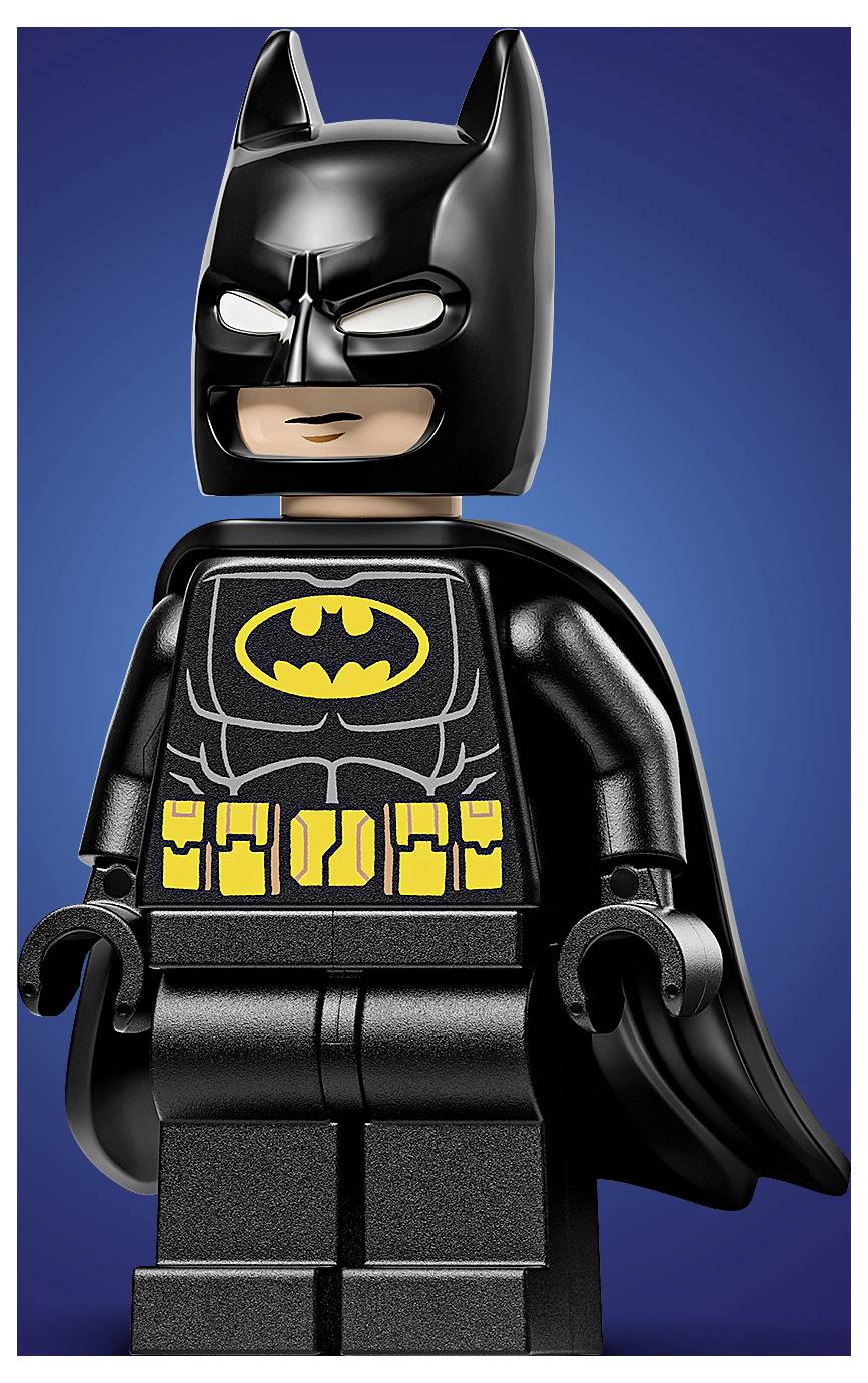 LEGO figurka oblečená jako superhrdina s černým pláštěm a maskou, se žlutým znakem netopýra na hrudi.
