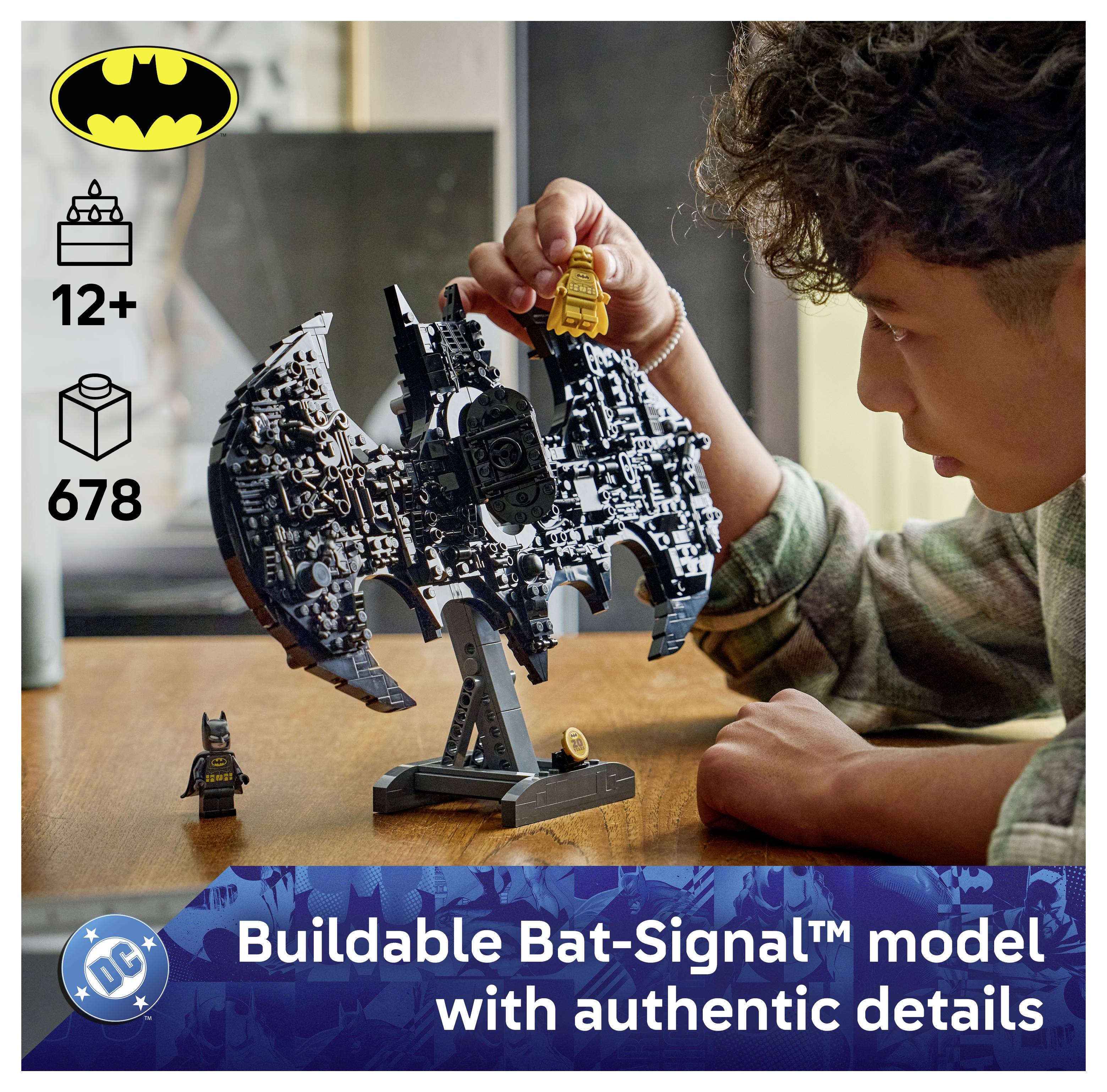 Osoba skládající detailní model Bat-Signálu z 678 dílků, vhodný pro věk 12 let a výše. Oficiální zboží DC Batman.