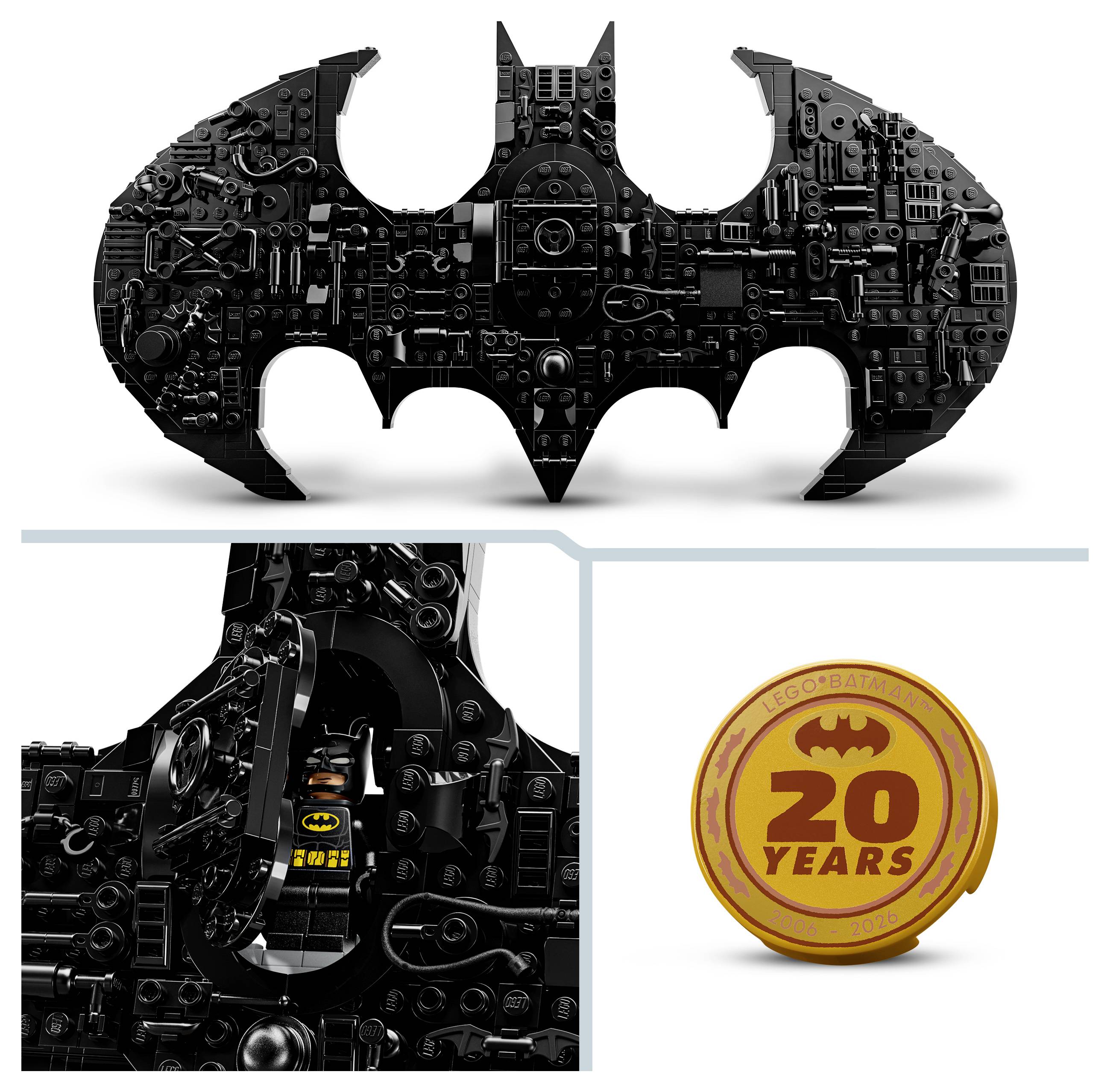 Černý model Lego Batwingu s detailními prvky. Vložený detail kabiny s emblémem „20 Years" obsahujícím logo Batmana.