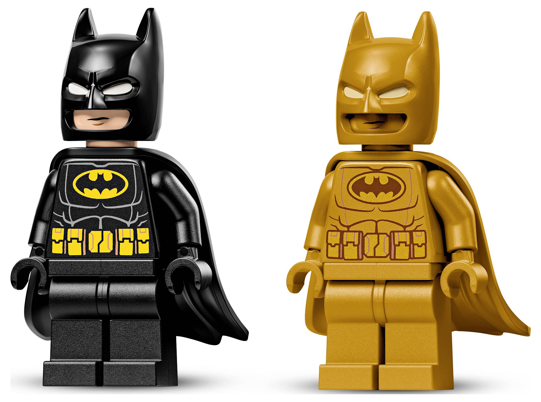 Dvě figurky Lego superhrdinů, jedna černá a druhá zlatá, obě nosící plášť a vykazující symbol netopýra na prsou.