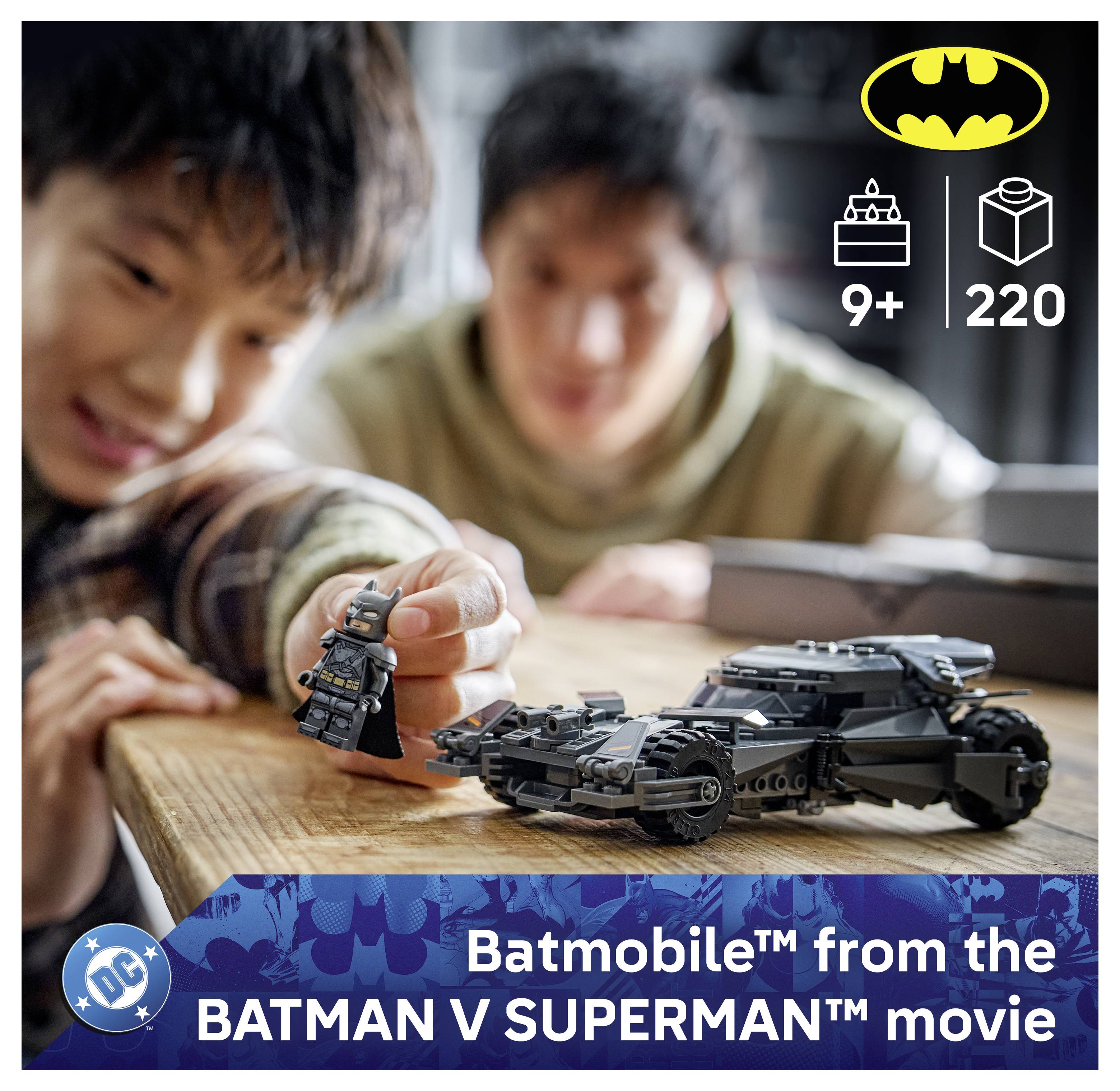 Dítě si hraje s hračkou Batmobile a figurkou Batmana. Překryvný text zní "Batmobile z filmu BATMAN V SUPERMAN", se symboly označujícími věk 9+ a 220 dílků.