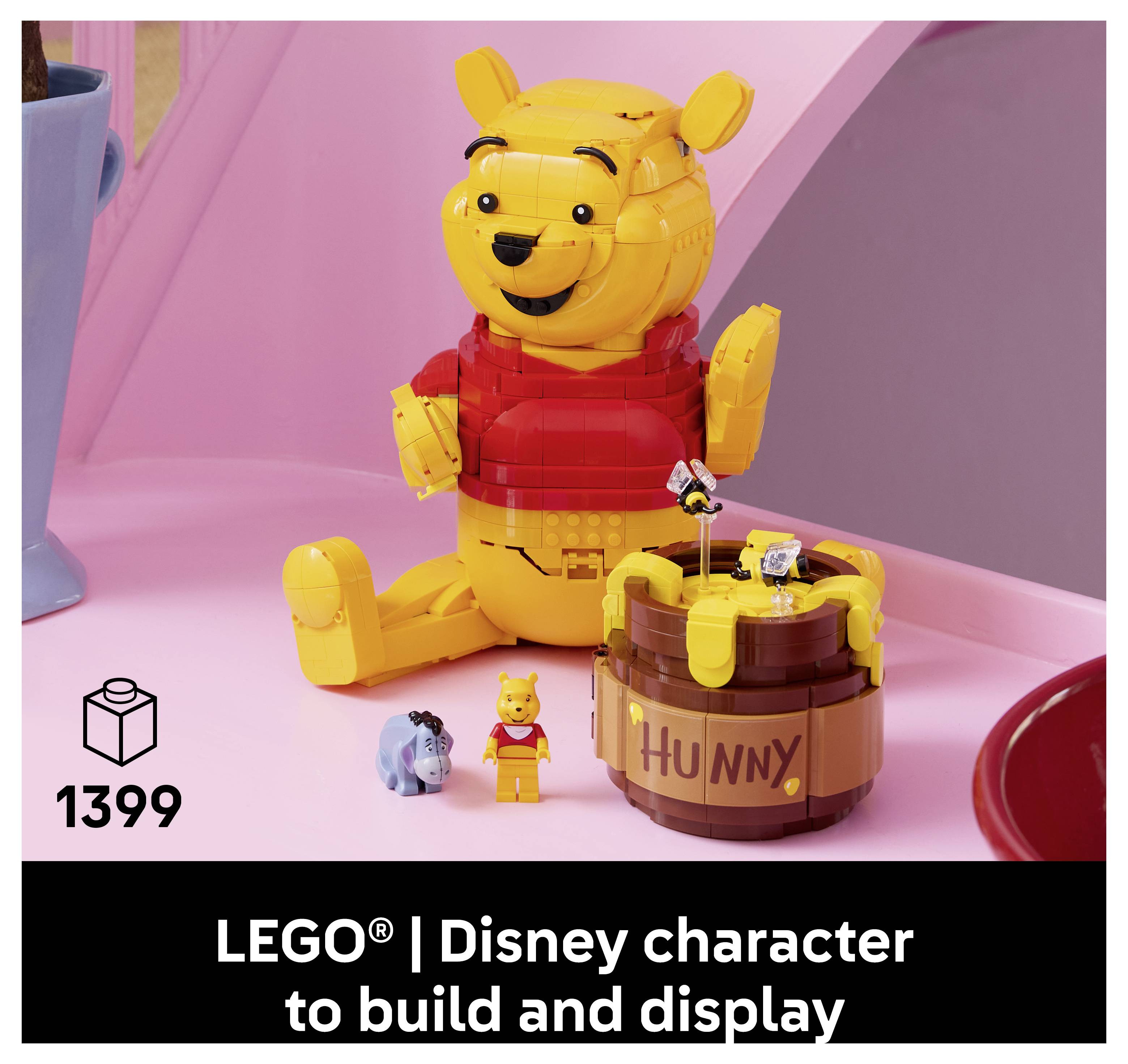 „Displej LEGO znázorňující postavu z Disneyho s hrncem "Hunny". Sada obsahuje malé figurky. Číslo sady je 1399."
