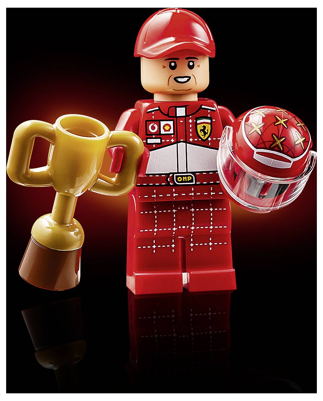 Figurka LEGO v červeném závodním obleku držící pohár a přilbu s logem Ferrari a úsměvným výrazem na černém pozadí.