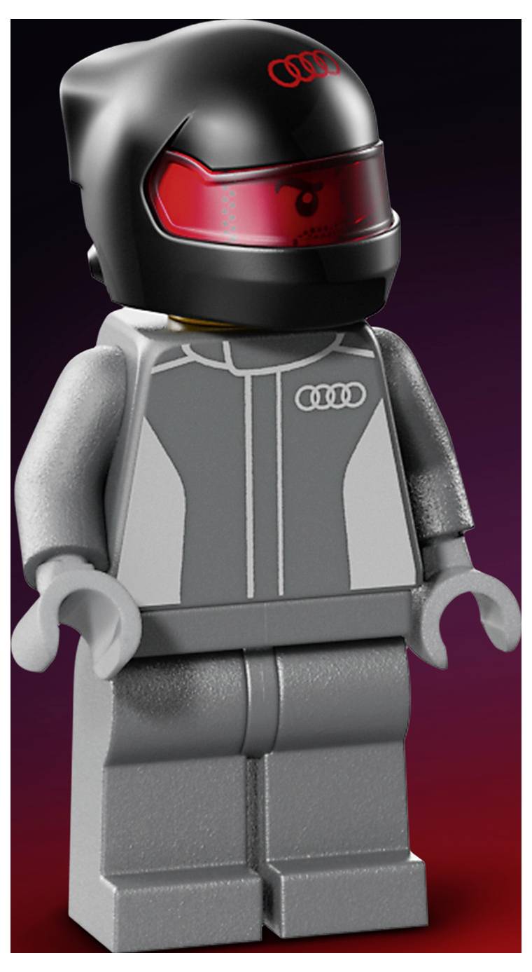 Figurka LEGO oblečená v černém a šedém závodním obleku a helmě s červeným štítkem, na obleku a helmě je logo připomínající 'Audi'.
