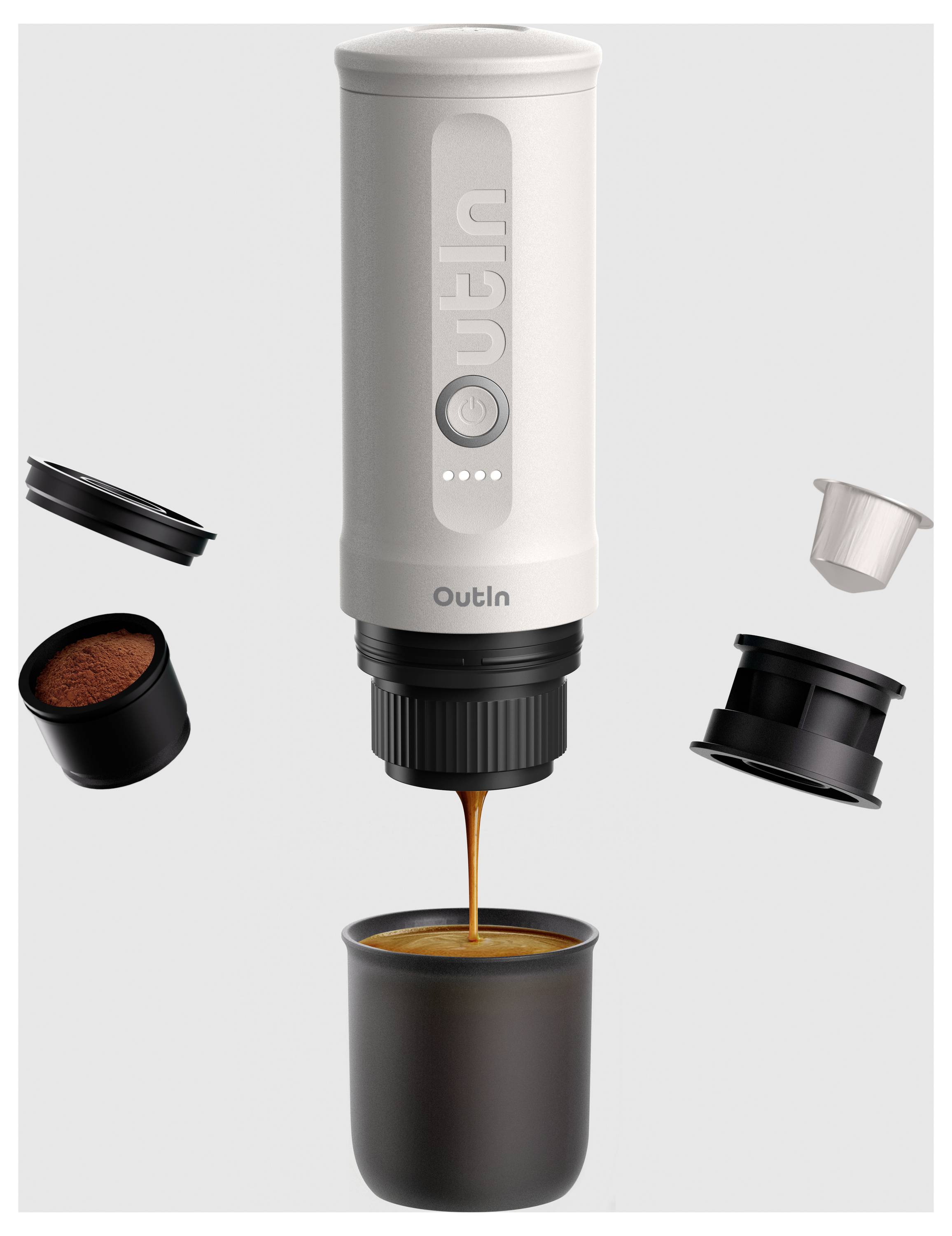Přenosný přístroj na espresso nalévající kávu do šálku, obklopen kapsulemi na kávu a víčky, představující kompaktní design a funkčnost.