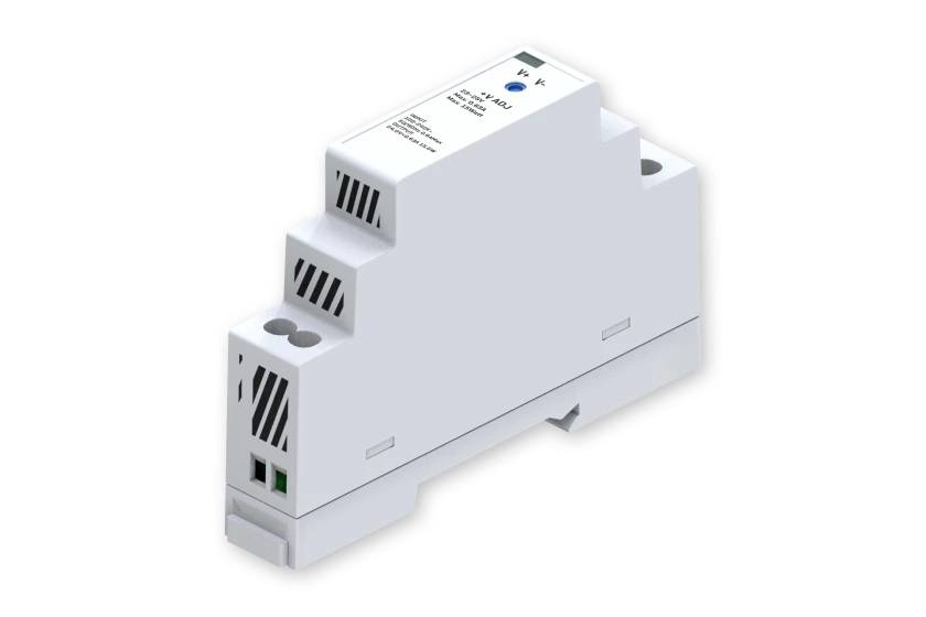 Zadní panel se konektory označenými „Mobile Main", „GPS" a „Mobile Aux"; obsahuje také USB port a zemnicí symbol.