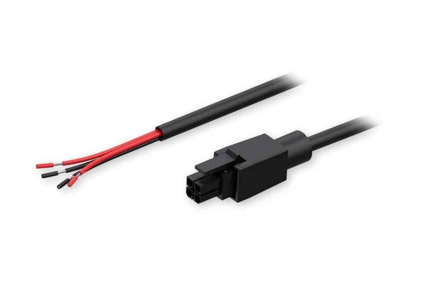 Černý konektor se třemi kolíky a červeným a černým vodičem vycházejícím z něj, používaný pro elektrické připojení.