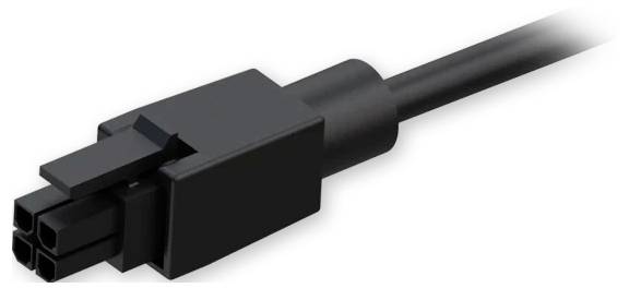 Detailní záběr černého elektrického konektoru se čtyřmi sloty připojeného k kabelu. Používá se pro napájecí nebo datové připojení v elektronických zařízeních.