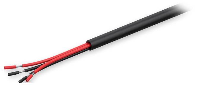 Černý kabel s červeným a černým drátem vystupujícím ven. Zdá se, že je částečně odstraněna izolace, odhalující několik izolovaných drátů.