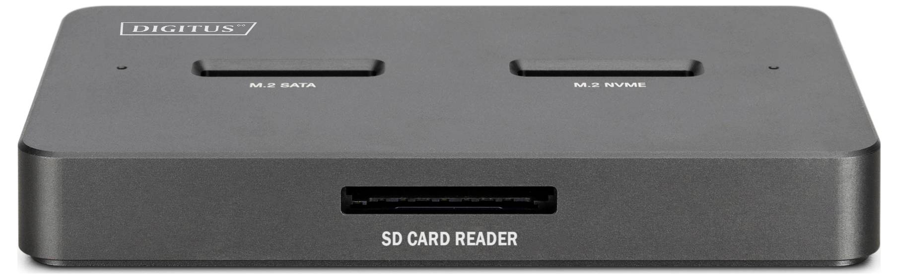 Zařízení značky 'Digitus' se sloty označenými 'M.2 SATA', 'M.2 NVME' a 'SD CARD READER', používané pro čtení úložných karet.