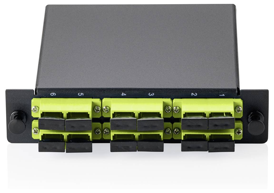 Černé obdélníkové elektronické zařízení se značenými porty čísly 1 až 6, vybavené zelenými konektory obvykle používanými pro optické kabely.