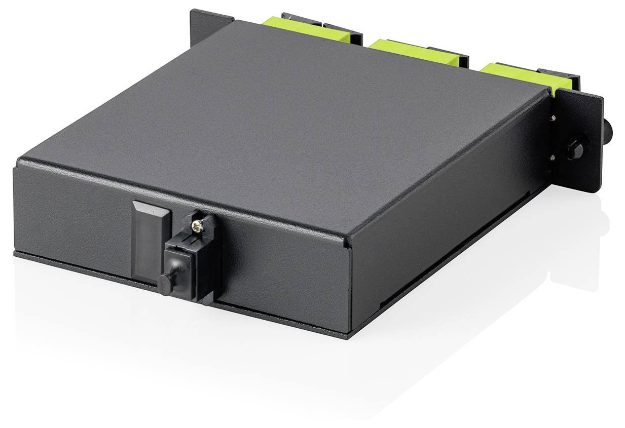 Malé černé elektronické zařízení se zamykatelným předním panelem a třemi zelenými konektory na zadní straně. Vypadá to jako kus síťového vybavení.