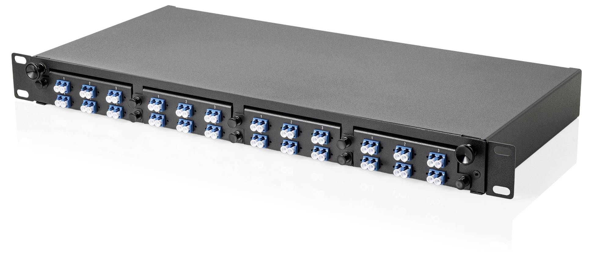 Optickofiberový patch panel s více porty pro síťová připojení, umístěný v rackmountovacím kovovém pouzdře, zobrazený na bílém pozadí.