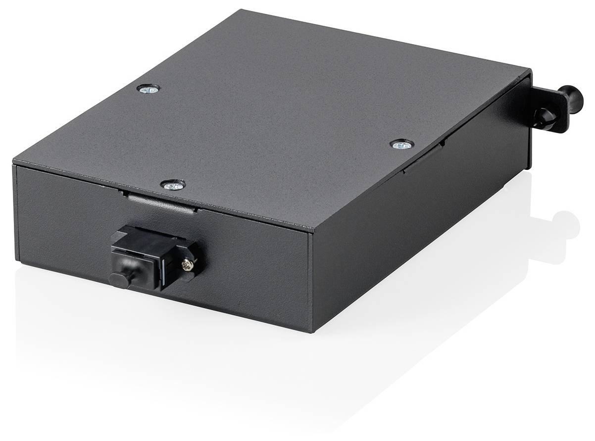 Černé obdélníkové elektronické zařízení s předním portem pro připojování kabelů, používané pro síťová nebo datová připojení.