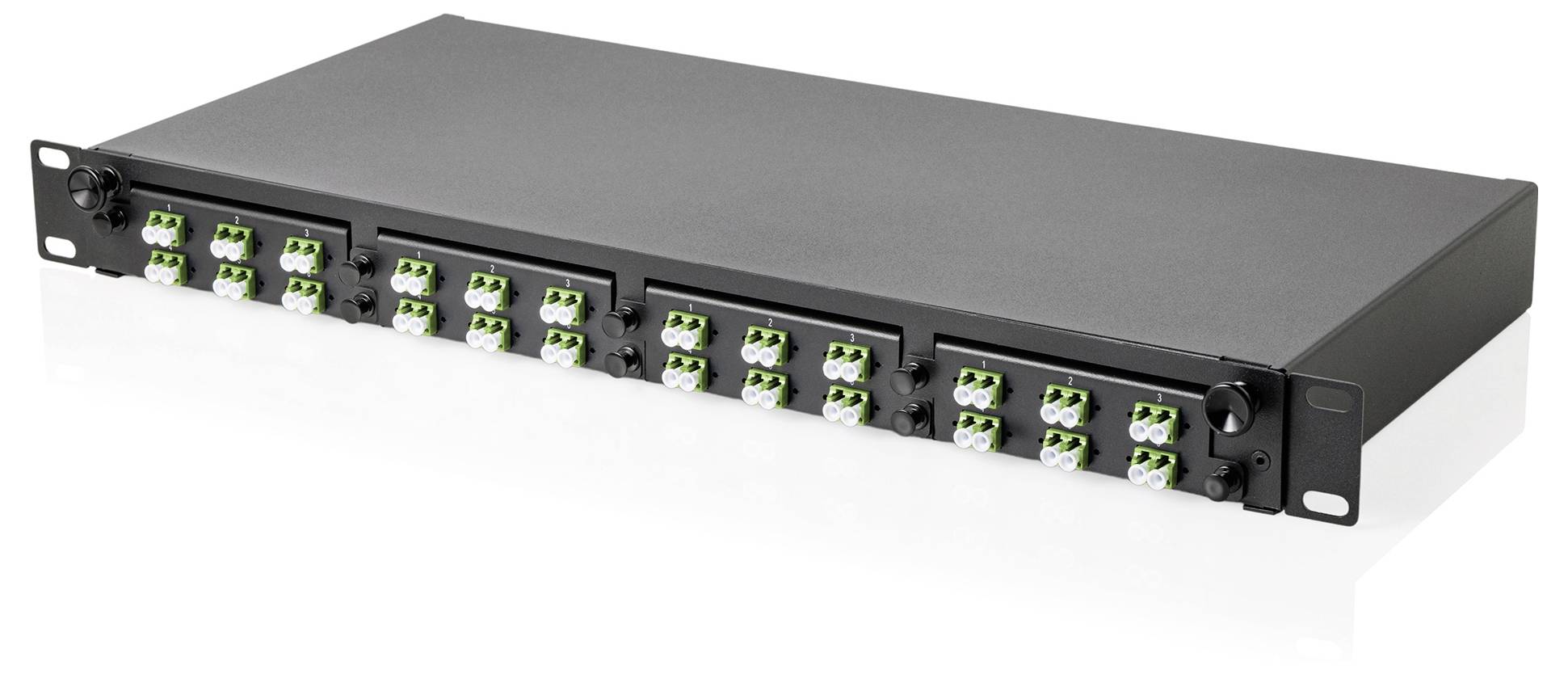 Černý panel optických vláken s více zelenými a bílými konektory, navržený pro správu síťových kabelů v serverových racích.