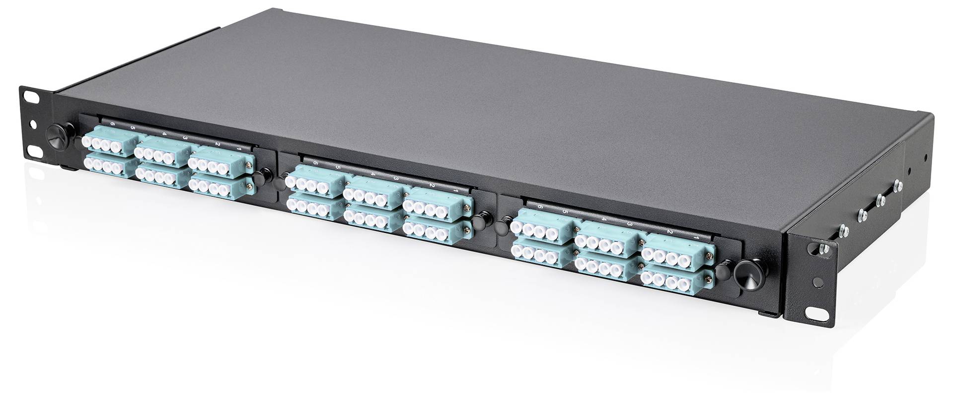 Černý stojanový panel vlákenné optiky s několika teal konektory vlákenné optiky, používaný pro správu a připojování optických kabelů v síťovém nastavení.