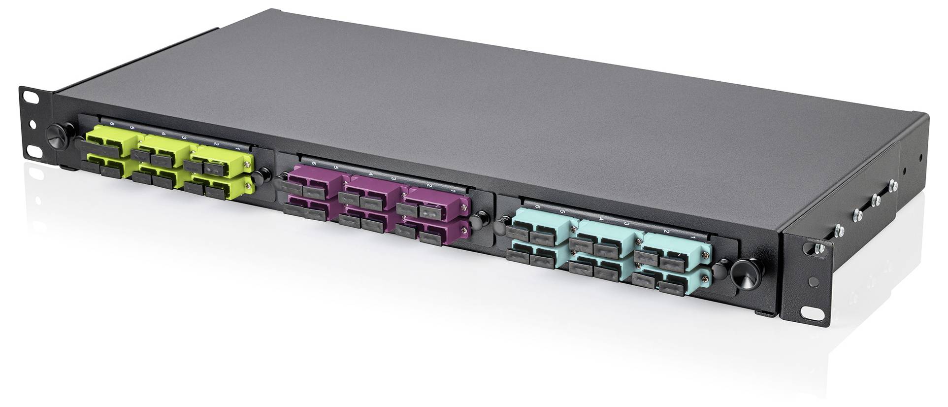 Černý, do racku montovatelný síťový patch panel s několika barevnými konektory optických vláken, používaný pro efektivní správu kabelů.