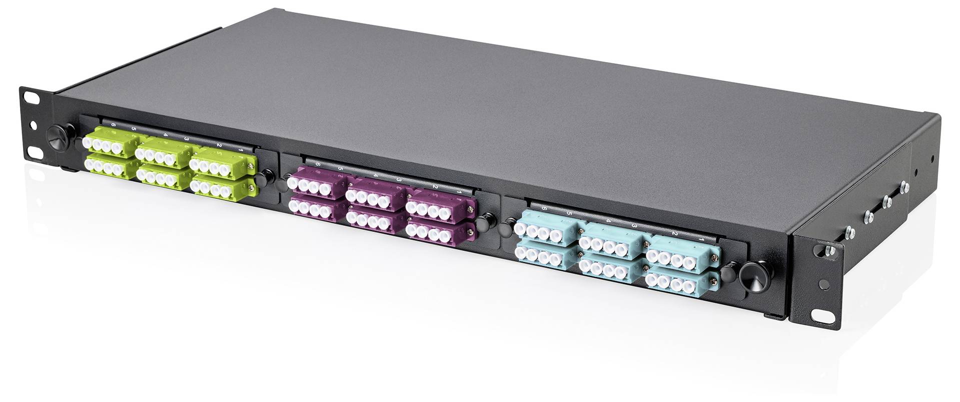 Černý síťový patch panel s více barevnými porty pro správu kabelů.
