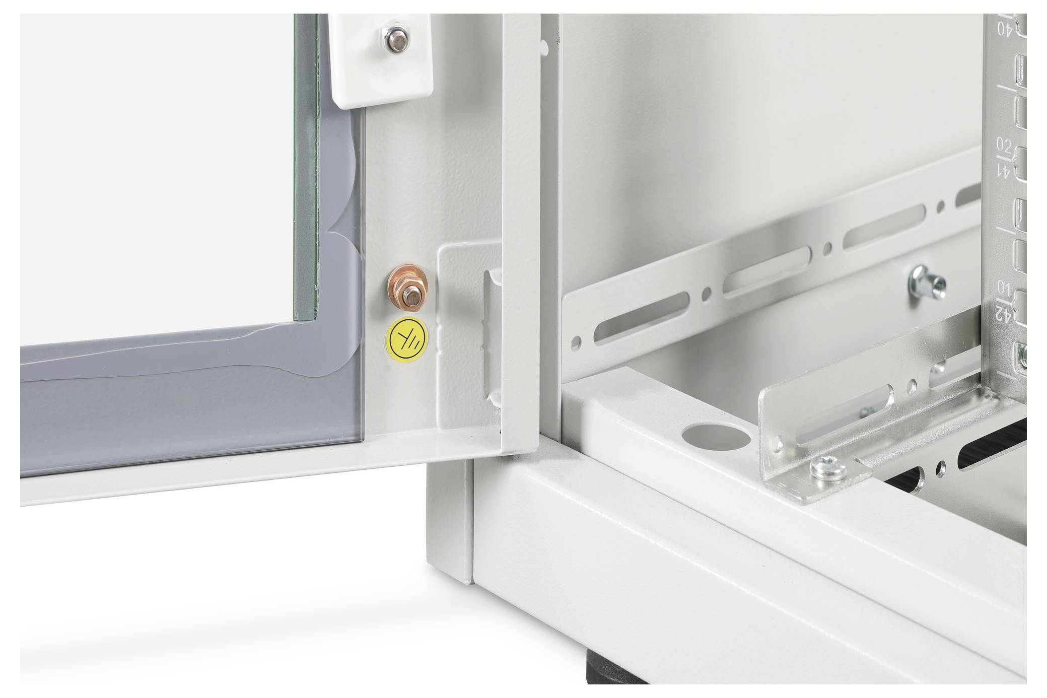 Detailní snímek částečně otevřených dveří zamykací skříně, odhalující závěs dveří a vnitřní panel. Nejsou viditelné žádné aktivity ani text.
