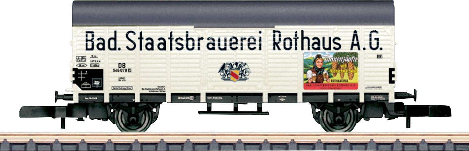 Modelový vlak s vozem označeným 'Bad. Staatsbrauerei Rothaus A.G.' na boku, vyzdobený vintage uměleckými motivy a značkou pivovaru.