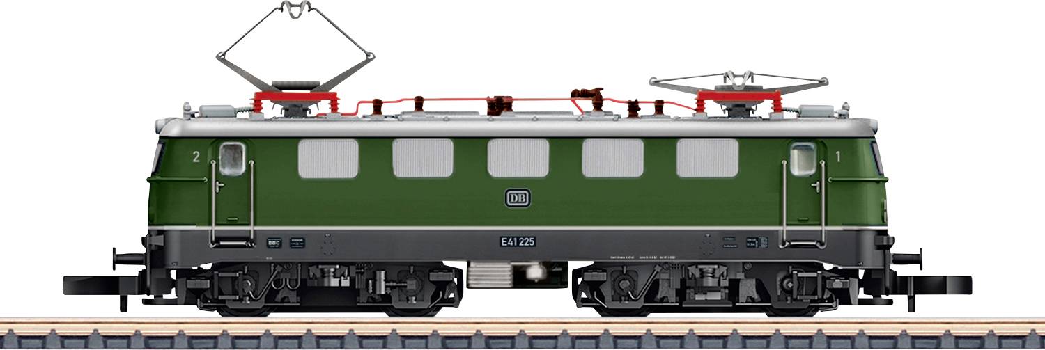 Model zelené elektrické lokomotívy na trati s velkými koly, nadzemními konektory pro napájení a podrobným designem exteriéru.