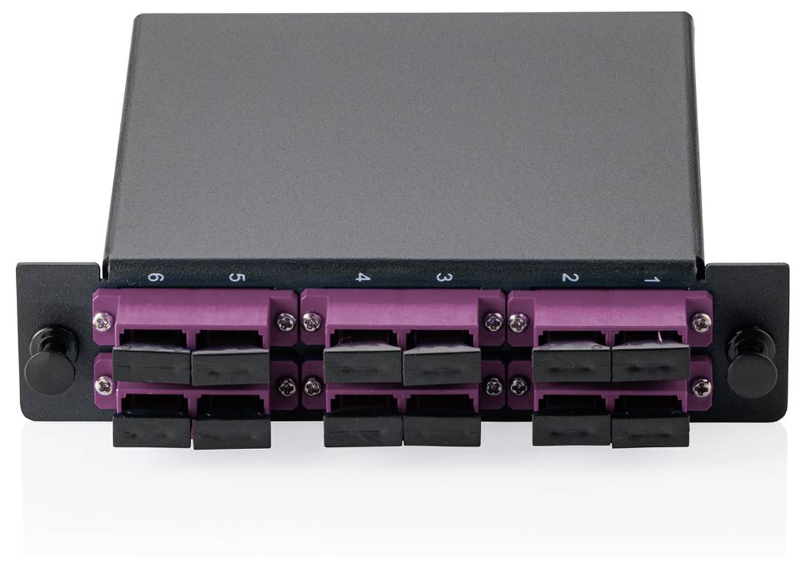 Přední pohled na černý panel racku s více purpurovými a černými porty čísly 1 až 6 pro připojení vláknoobtických kabelů.