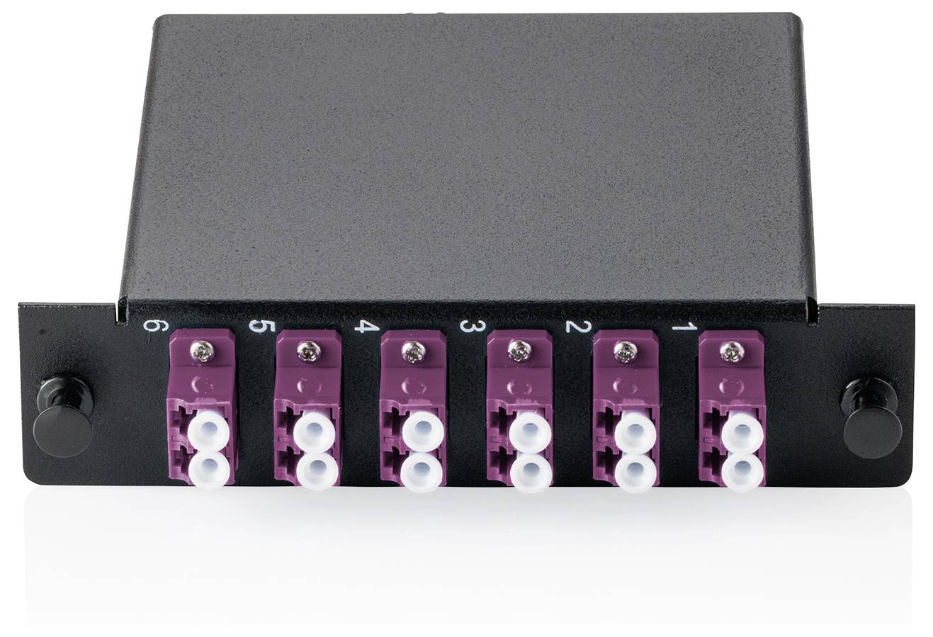 Černý obdélníkový panelový kabel z optických vláken se šesti purpurovými LC duplexy konektory označenými 1 až 6.